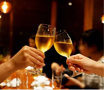 ワイングラスで乾杯している様子